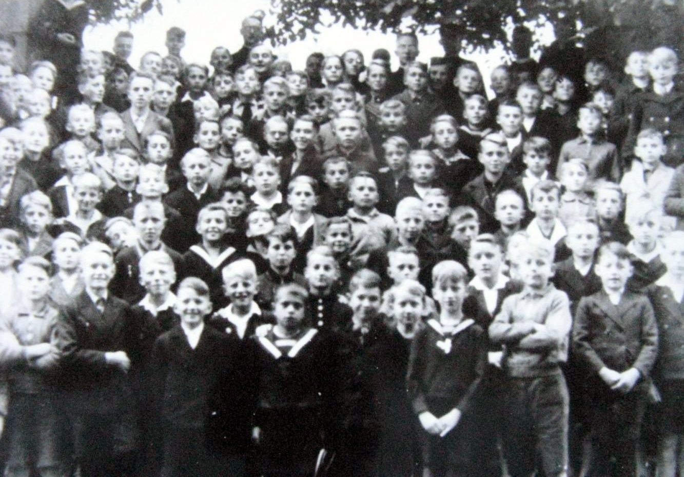 6. Z uczniami szkoły w Bystrzycy Kłodzkiej (na górze z prawej strony, po lewej ks. A. Langer).
