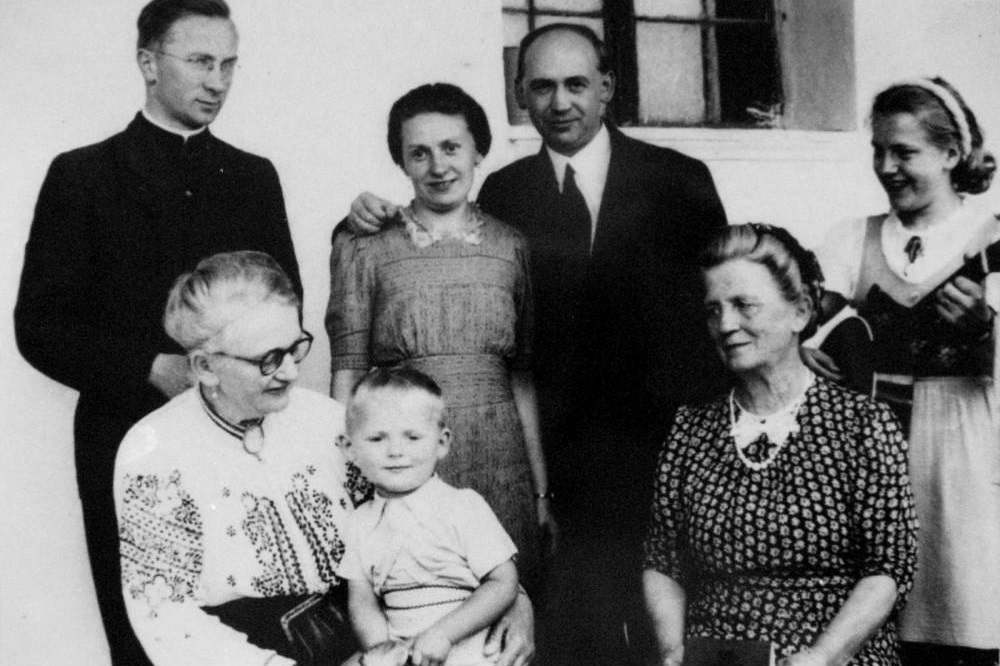 7. Ks. G. Hirschfelder z rodziną Ericha Pabla na krótko przez aresztowaniem (01 VIII 1941 r.).