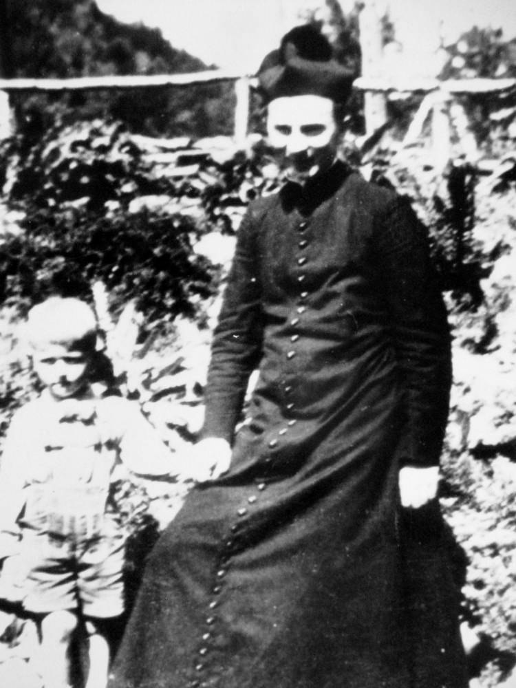 8. Ks. G. Hirschfelder w dniu prymicyjnej Mszy św. w Długopolu-Zdroju (01 II 1932 r.).