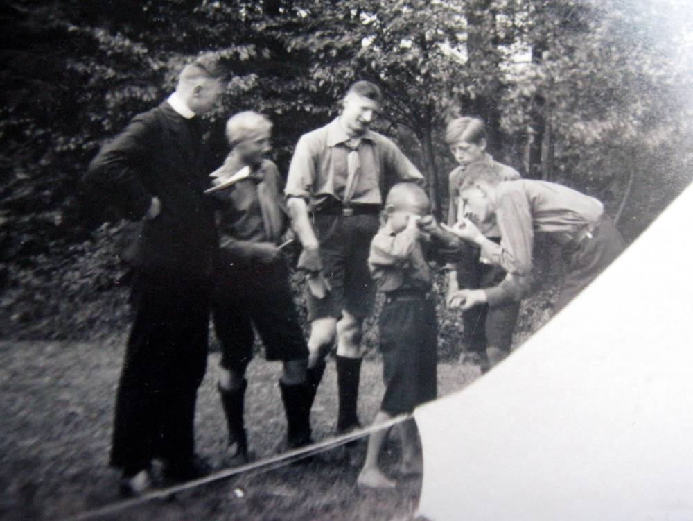 9. Ks. G. Hirschfelder jako opiekun młodzieży na letnim biwaku.