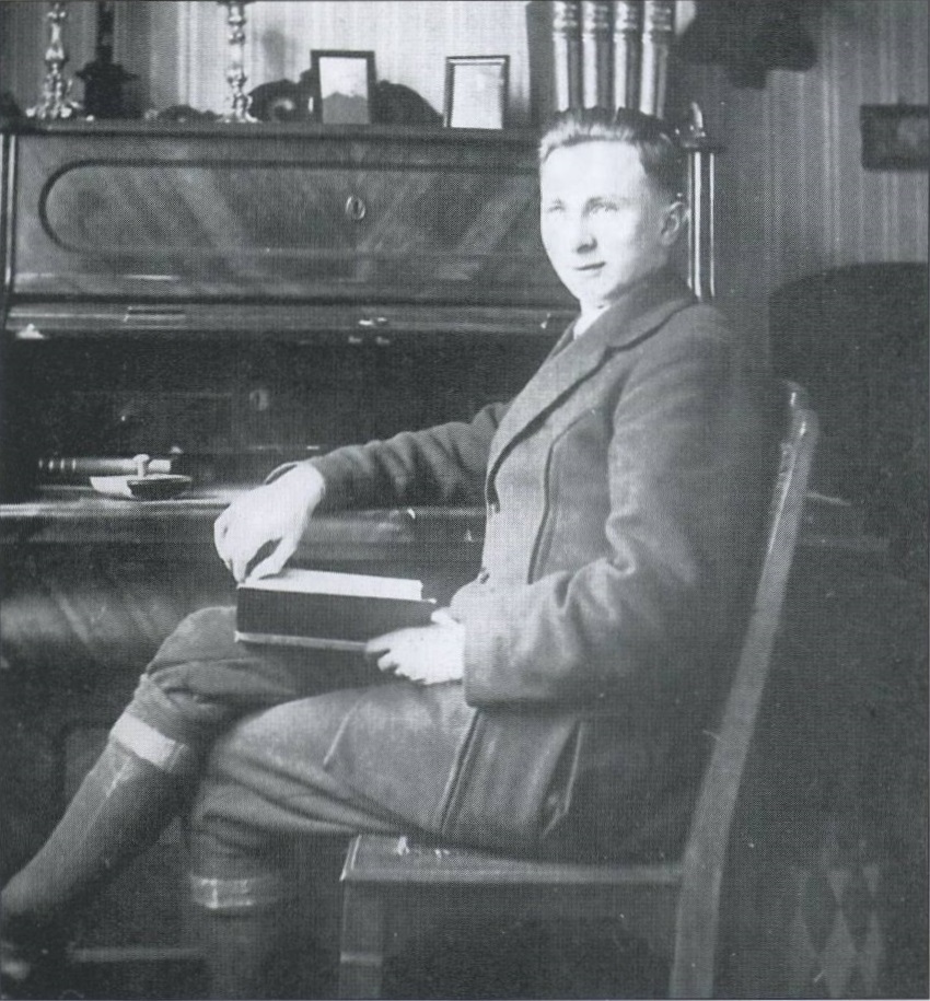 13. Wikariusz Ks. G. Hirschfelder w swym pokoju podczas lektury książki.