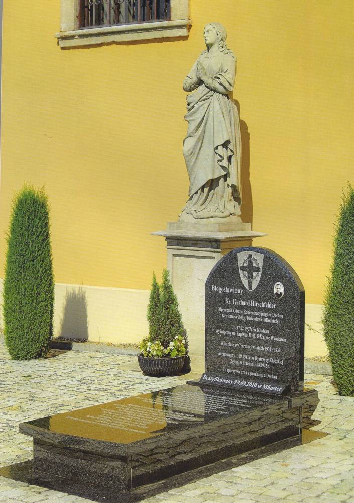 17. Najnowsza wersja pomnika nagrobnego przed kościołem parafialnym pw. Św. Bartłomieja AP w Kudowie-Zdroju, Czermnej (stan przed 15 IX 2010).